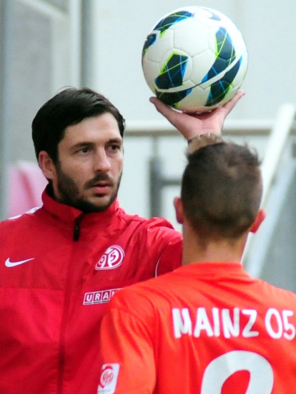 Nicht jedes Unentschieden ist schlecht. In der Summe aber ist Sandro Schwarz (l.) von den Punkteteilungen seiner U19 genervt.