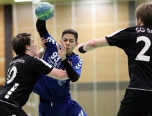 Dominick McLaurin drängt auf die Saulheimer Abwehr, wird aber von Christopher Theuer (l.) und Jannik Kuntz nicht durchgelassen. Die Gästereihen standen in der zweiten Halbzeit allzu dicht  für die Sportfreunde Budenheim II, die am letzten Spieltag der Rheinhessenliga somit noch ihren dritten Platz an den Konkurrenten abtreten mussten.