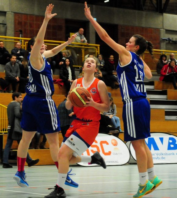 Gelungener Saisonabschluss: Alina Dötsch (M.) und die U17 des ASC Mainz beendeten die Runde als Rheinland-Pfalz-Meisterinnen