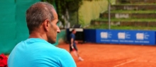 In gespannter Erwartung: Am Sonntag beginnt auch für Babak Momenis Oberliga-Männer die Saison. Thomas Dupré (im Hintergrund) wird der TSC-Cheftrainer allerdings nicht beobachten können - der Franzose steigt erst am dritten Spieltag ein.