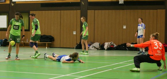 Die Handballwelt scheint stillzustehen, und für viele Spielerinnen ist das gut so. Die vordere Reihe der Aufnahme vom Rheinhessenligaspiel zwischen den Sportfreunden Budenheim und dem TV Bodenheim zeigt Juliana Buckmeier (l.), die in der Saisonschlussphase dem TVB ebenso verletzt fehlte wie Torfrau Hannah Bonewitz (r.). Bei den Sportfreunden musste Spielertrainerin Agnes von Römer (Mitte) nach einem Kreuzbandriss auf den Part auf dem Feld verzichten. Alle gemeinsam haben nun etwas Zeit, ihre Blessuren abheilen zu lassen.