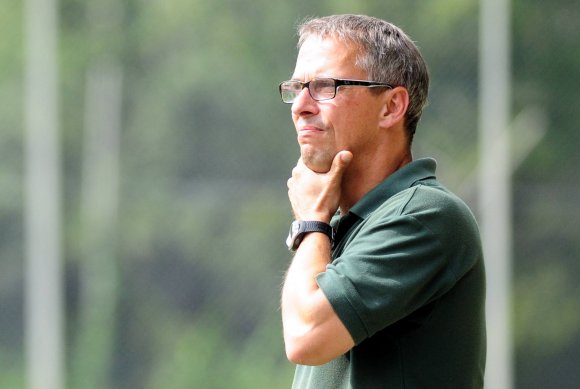 Wo ist sie hin, die Leichtigkeit? TuS-Trainer Guido Ritz spürt, dass seinen Spielern die Situation, auf der Zielgeraden womöglich noch den Aufstieg zu verspielen, zu schaffen macht.