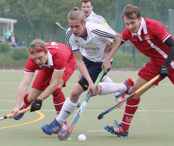 Tillmann Nagel (Mitte) ist einer der frisch in den Regionalligakader aufgerückten Nachwuchsspieler, die eine große Dynamik mitbringen, sich spielerisch an die Liga aber erst noch heranarbeiten müssen. Im Abstiegskampf müsste dieser Prozess im Schnelltempo vonstatten gehen, doch zaubern kann weder Nagel noch das Trainerteam.