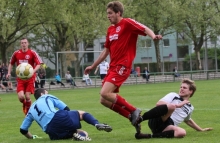 Vorbei am Torhüter, aber auch am Tor: Benedikt Arndt (Mitte) hat Fontana-Innenverteidiger Dominik Willems überwunden, kommt aber nicht mehr zum Abschluss.
