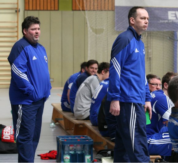 Skeptisch bis düster waren die Blicke von Udo Henß (l.) und Michael Rink in den jüngsten beiden Spielzeiten mit dem TV Nieder-Olm beim Coachen allzu häufig. Das Trainerduo hat es aber auch in diesem Jahr, wenn auch mit Hilfe eines Konkurrentenrückzugs, wieder geschafft, die Mannschaft in der Spielklasse zu halten und übergibt ein Oberligateam an Markus Herberg. 