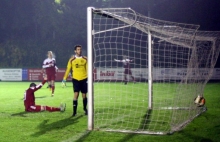 In einer kühlen Herbstnacht besiegte die SVW Mainz im Hinrundenspiel die Fontana durch das späte Tor von Pascal Kalbfuß (l.) mit 2:0.