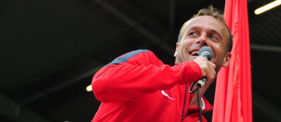 Wer sonst, wenn nicht Nikolce Noveski durfte am Samstag auf den Zaun, um das Wort an die Fans zu richten?