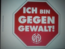 Diese Plakate sollen die 05-Fans am Sonntag als Zeichen gegen Gewalt zeigen.