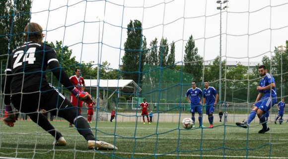 Das ist kein Elfmetertreffer von Can Özer, sondern eine Selbstvorlage. Den Strafstoß hält SC-Torhüter Nico Adami, doch Özer kommt zum Nachschuss und erhöht auf 4:1.