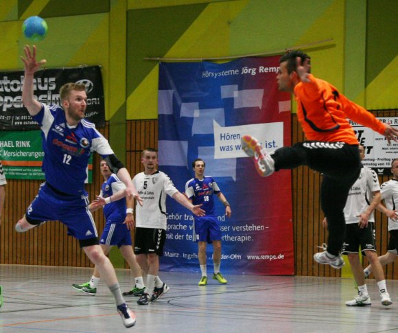 Patrick Riedel wurde in der zweiten Halbzeit mit einer langen Trefferserie zum Alleinunterhalter im Nieder-Olmer Angriff. Dabei gab es durchaus auch künstlerisch wertvolle Würfe zu bestaunen wie diesen Heber zum 23:20. 