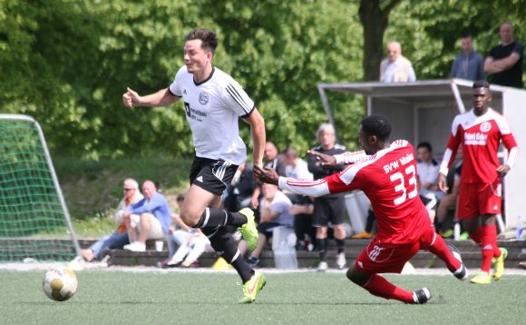 In der ersten Halbzeit des letzten Mainzer Stadtderbys der Landesligasaison waren Dominik Hammel (l., gegen Clinton Onyejekwe)  gar nicht schlecht ins Spiel gekommen.