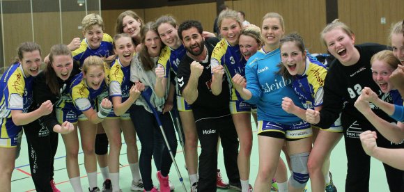 Die Faust geballt, die Quali-Runde im Blick: Die A-Jugend der SG TSG/DJK Bretzenheim um Trainer Ibo Ücel hat sich denkbar knapp gegen die JSG Mainz 05/Budenheim durchgesetzt. 