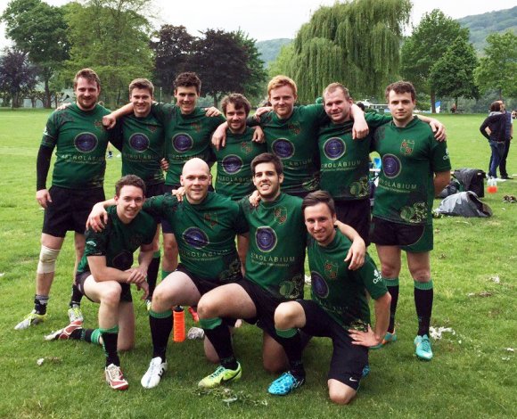 Die Rugger des RCM erkämpften sich den fünften Platz, etliche von ihnen in ihrem ersten Turnier (hintere Reihe v. l.): Jochen Speyerer, Thorben Menzel, Fritz Stricker, Nils Schanz, Tomek Schulz, Hendrik Maßhöfer, Pascal Straußberg. Vordere Reihe (v. l.): Max Berger, Gabriel Gessner, Luca Malench, Marius Ellermeyer.