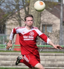 Den Ball nach vorne treiben: Die SVW Mainz (mit Offensivmann Claudius Neuser) will sich durch einen Sieg über Viktoria Herxheim aller Abstiegssorgen entledigen.