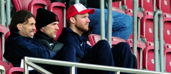 So sah man sie vorige Saison schon mal bei Jugendspielen auf der Bruchwegtribüne sitzen. Inzwischen ist Martin Schmidt (l.) Cheftrainer des FSV Mainz 05, sein Vor-Vorgänger Thomas Tuchel steht kurz vor dem Ende seines Sabbatjahres und wird demnächst bei Borussia Dortmund anfangen. Und Videoanalyst Benni Weber (r.) wechselt vom Bruchweg zum BVB.