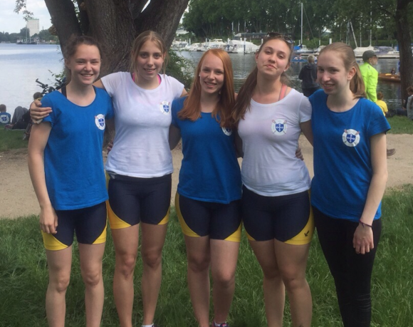 Ruderten auf Platz drei: Anna Hofmann, Carolin Lennartz, Franziska Vorwerk, Mira Paterson und Anne Claus von der Maria-Ward-Schule.