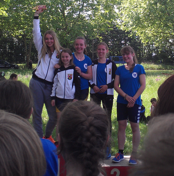 Platz eins und Bestzeit bei der Schiersteiner Regatta ging ebenfalls an die Maria-Ward-Schule. Da durften Clara Vorwerk, Anna-Kira Löffelt, Amelie Fanelsa und Steuerfrau  Antonia Buff zu recht strahlen.