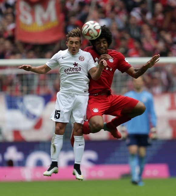 Pablo De Blasis, hier im Kopfballduell mit dem etwas größeren Dante, durfte in München von Beginn an stürmen.
