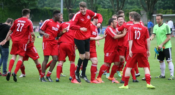 Anspannung löst sich: Durch den Heimsieg gegen Viktoria Herxheim war die SVW Mainz auf der sicheren Seite, unabhängig von den Ergebnissen der anderen Plätze.