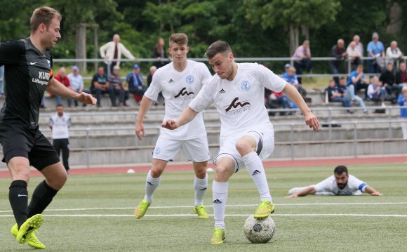 Ein Tor erzielte Damir Bektasevic zwar nicht mehr, doch nach seinem letzten Spiel für den SV Gonsenheim wurde der zum SV Wiesbaden wechselnde Offensivmann mit viel Applaus verabschiedet. Ertan Ekiz (hinten rechts) war übrigens nicht so platt, wie er in dieser Szene aussieht, im Gegenteil ... 