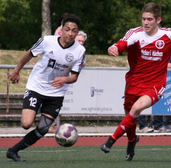 In den beiden letzten Spielen in die Startelf gerückt, konnte Dennis Desousa Ölsner (l.) seine kurze Karriere als Landesliga-Stammspieler mit dem Treffer zum 1:1 beim SV Rülzheim krönen. Der Abschied von der Spielklasse gelang der Fontana durch das 4:2 beim Pfälzer Aufsteiger hervorragend.