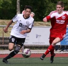 In den beiden letzten Spielen in die Startelf gerückt, konnte Dennis Desousa Ölsner (l.) seine kurze Karriere als Landesliga-Stammspieler mit dem Treffer zum 1:1 beim SV Rülzheim krönen. Der Abschied von der Spielklasse gelang der Fontana durch das 4:2 beim Pfälzer Aufsteiger hervorragend.