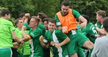 Gerangel der Freude: Die Spieler der TuS Marienborn feierten die Rückkehr in die Landesliga zünftig.