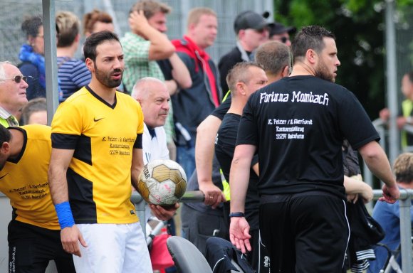 Bälle halten durfte Pasquale Patria am letzten Spieltag nur außerhalb des Spielfeldes. Für die Entscheidung seines Trainers Thomas Eberhardt (r.), ihn nicht spielen zu lassen, hatte der Schlussmann kein Verständnis.