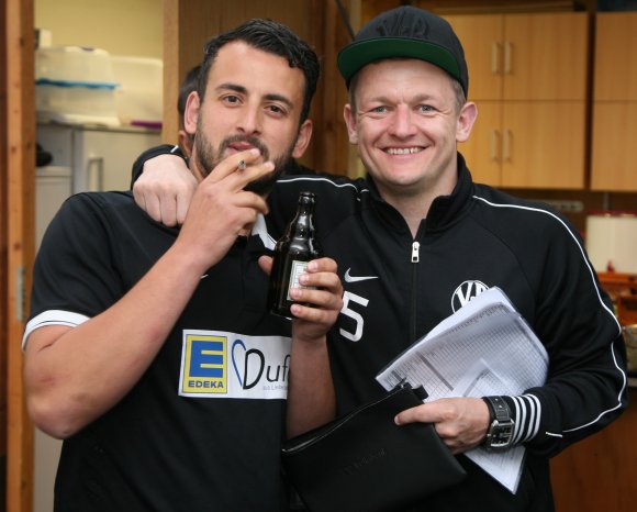 Das Spiel mit dem Klischee - Roberto Todaro mit Fluppe und Bier, der Lebemann mit dem nicht ganz passenden Lebenswandel: In Wirklichkeit stimmte das bei Roberto Todaro nicht mehr als bei anderen Fußballern. Sein Kapitän, der künftige Kotrainer Dennis Hassemer (r.) findet die Pose eher belustigend.