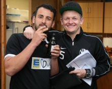 Das Spiel mit dem Klischee - Roberto Todaro mit Fluppe und Bier, der Lebemann mit dem nicht ganz passenden Lebenswandel: In Wirklichkeit stimmte das bei Roberto Todaro nicht mehr als bei anderen Fußballern. Sein Kapitän, der künftige Kotrainer Dennis Hassemer (r.) findet die Pose eher belustigend.