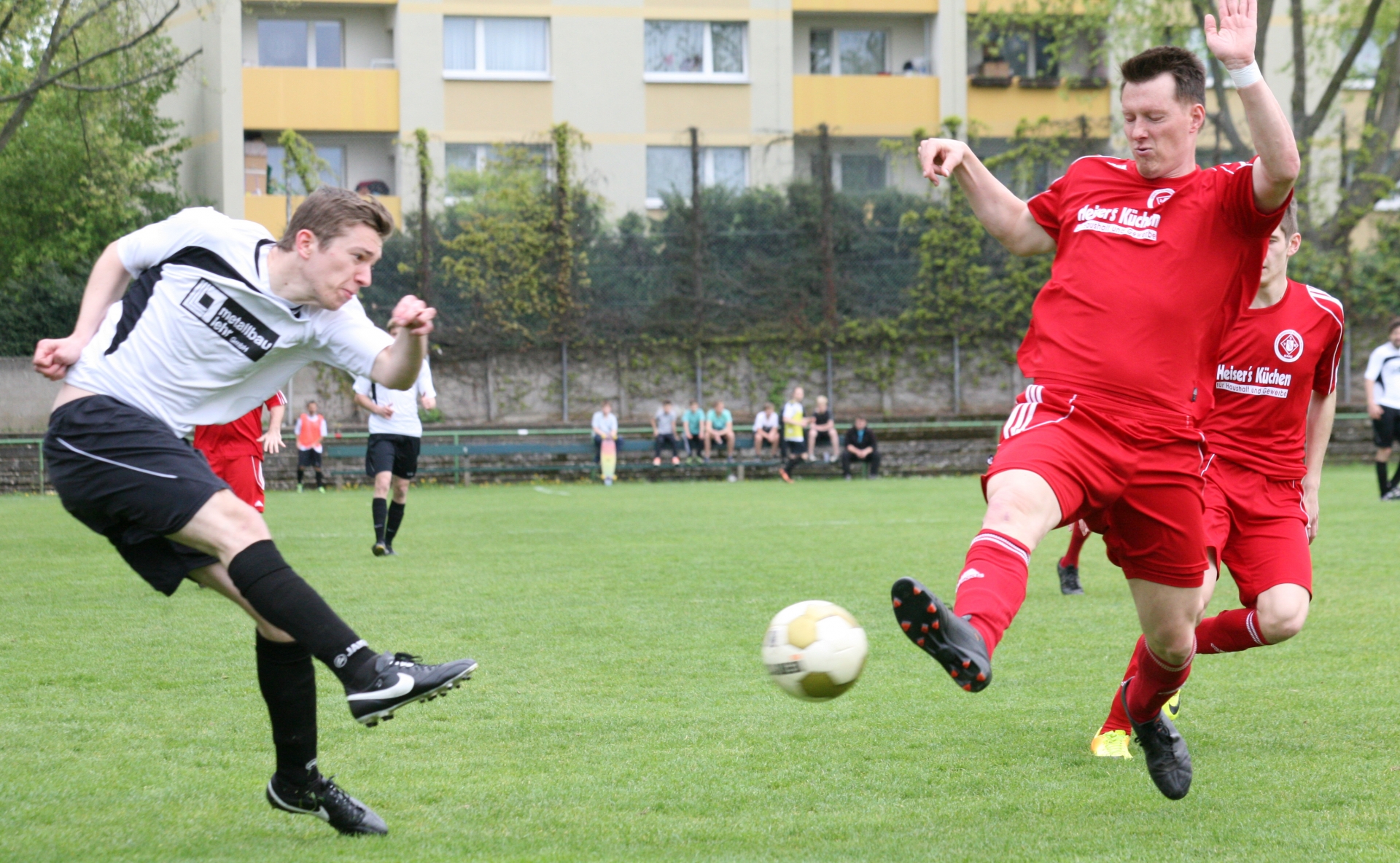 Christoph Kleber (r.) versucht eine Hereingabe von Thorsten Krüger zu verhindern. Klappt nicht, aber Gefahr bringt der Ball keine.
