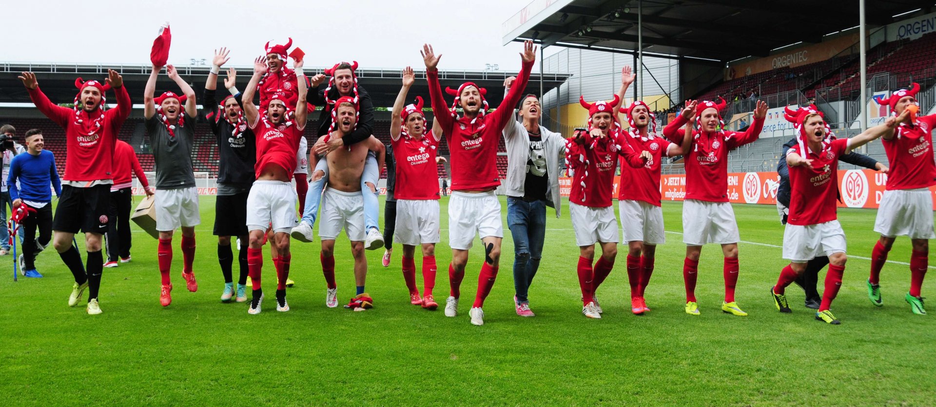 Helme auf und jubeln: Nach dem 1:1 gegen den Chemnitzer FC feierten die U23-Spieler des FSV Mainz 05 den Verbleib in der Dritten Liga...