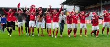 Helme auf und jubeln: Nach dem 1:1 gegen den Chemnitzer FC feierten die U23-Spieler des FSV Mainz 05 den Verbleib in der Dritten Liga...
