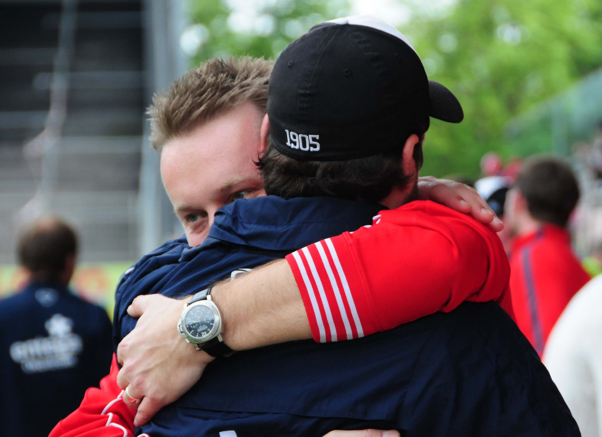 ...auch bei den Verantwortlichen herrschten Freude und Erleichterung, wie bei Teammanager Darius Salbert und Trainer Sandro Schwarz...
