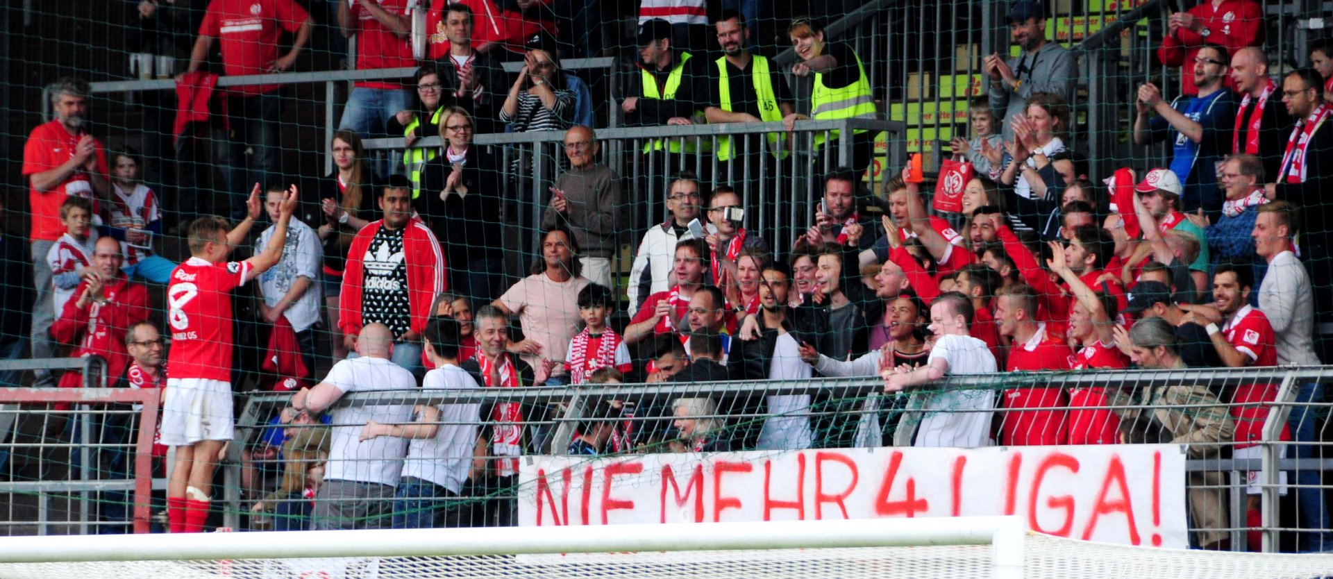 ...mit ihren Fans. Und Daniel Bohl durfte die Humba anstimmen...