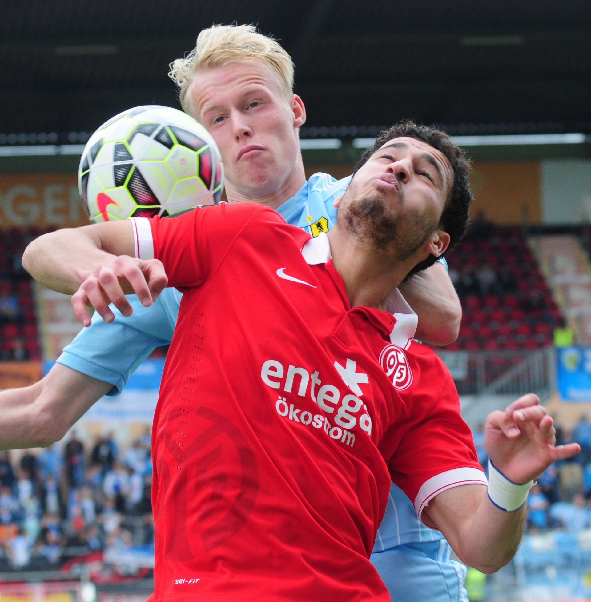 Geschenkt bekamen die Mainzer am letzten Spieltag gegen den Chemnitzter FC nichts, wie auch Mounir Bouziane in diesem Zweikampf mit Tom Scheffel erfuhr.