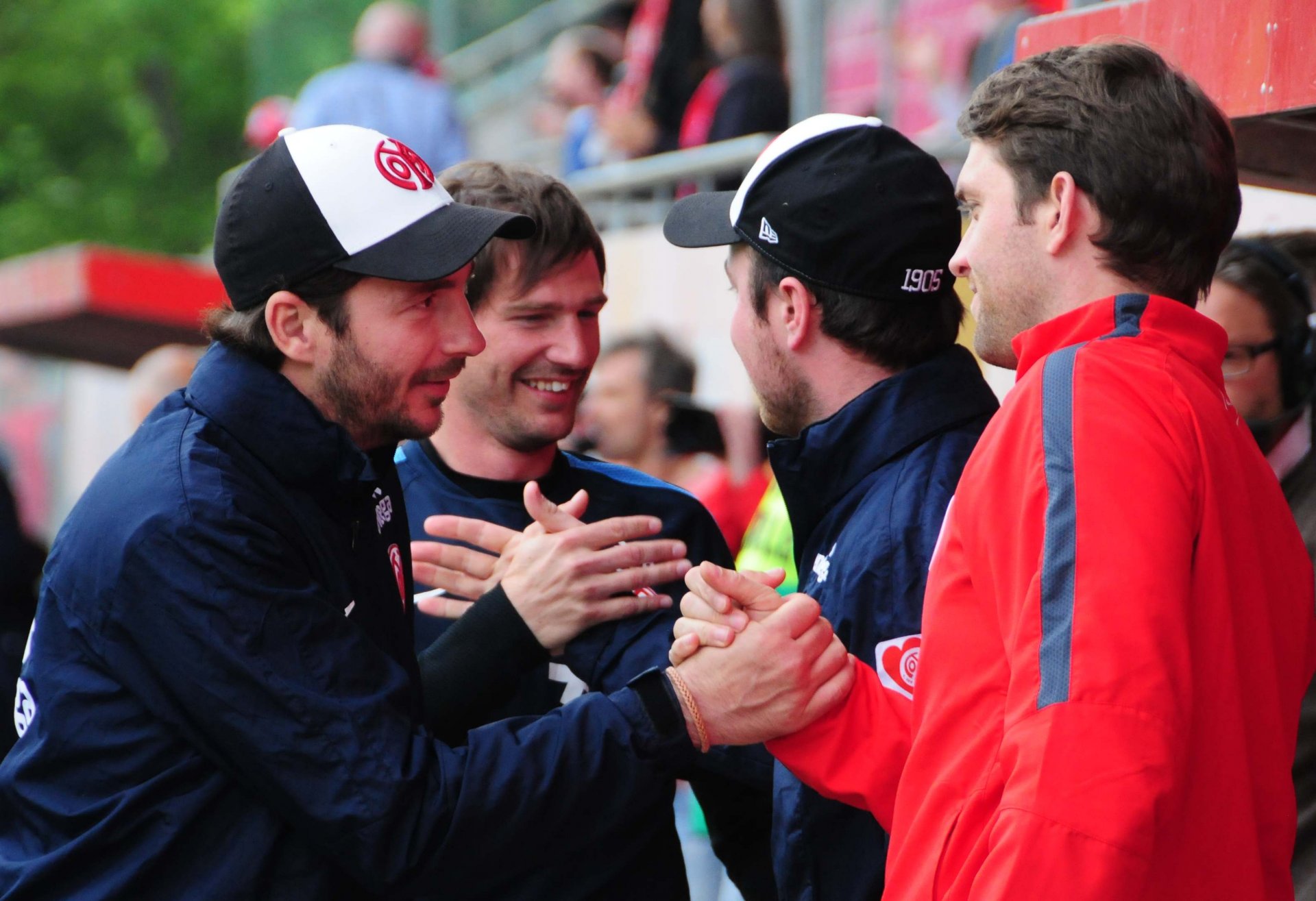 Sandro Schwarz' Dank galt auch Mannschaftsarzt Dr. Philipp Appelmann (r.) und Physio Michael Thomas...