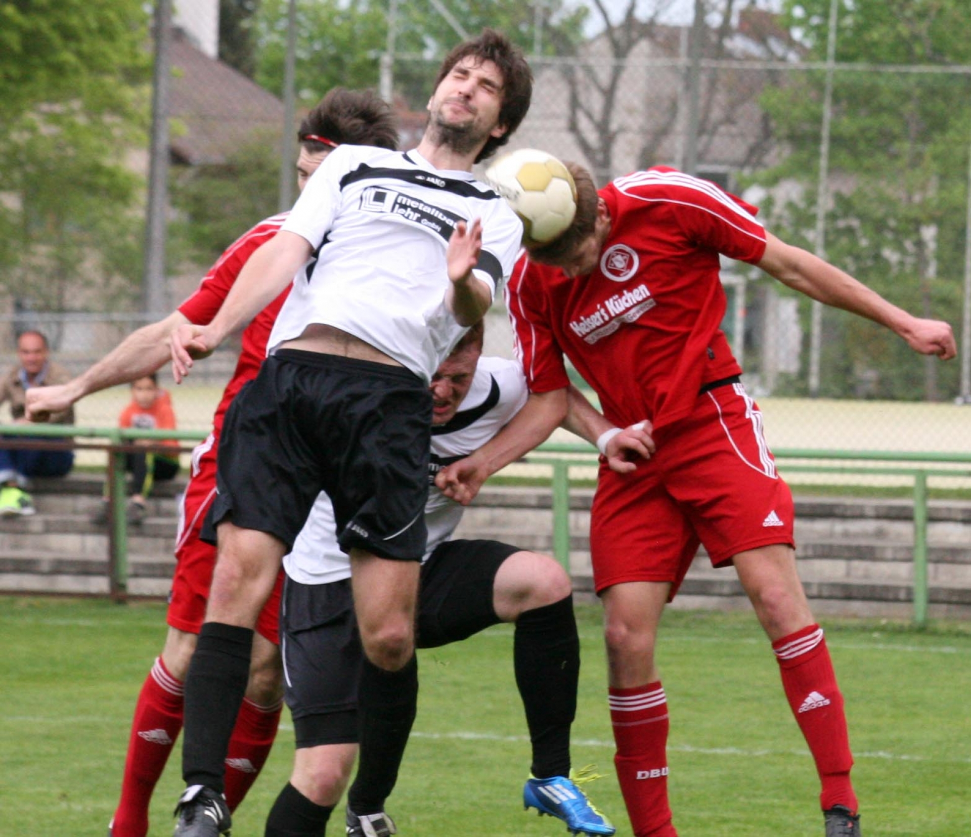 Peter Schlosser (vorne) und Julius Wiebe (hintendran) versuchen eine Chance der Weisenauer zu verhindern. Benedikt Arndt (r.) kommt nicht entscheidend hinter den Ball.