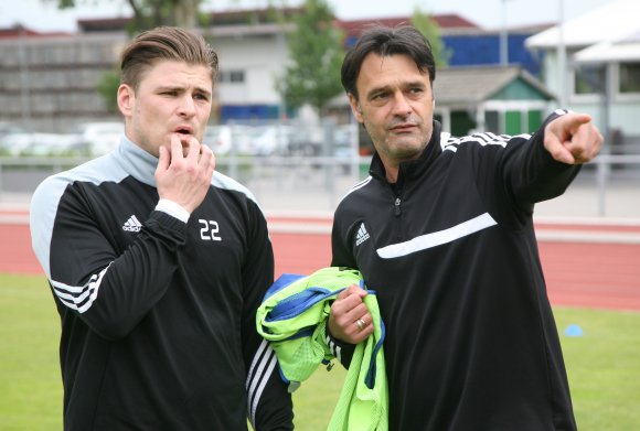 Die Geburtsstunde eines neues Übungsleitergespanns im rheinhessischen Amateurfußball: Trainer Jasmin Sinanovic (r.) hat sich für seine neue Station SpVgg Ingelheim Dennis Kirn als Kotrainer an die Seite geholt. Am Dienstag bat das Duo zu einem ersten Zusammenkommen von altem und neuem Kader, ehe es in die Trainingspause geht.
