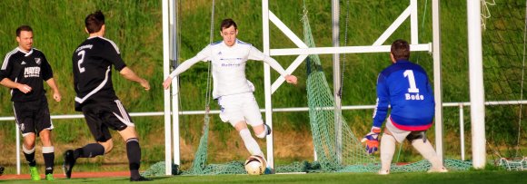 Mit diesem Dribbling leitete Sebastian Rheingans eine der besten Essenheimer Chancen ein: Seinen Pass von der Grundlinie an die Strafraumgrenze setzte Salvatore Cusenza an den Pfosten.