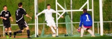 Mit diesem Dribbling leitete Sebastian Rheingans eine der besten Essenheimer Chancen ein: Seinen Pass von der Grundlinie an die Strafraumgrenze setzte Salvatore Cusenza an den Pfosten.