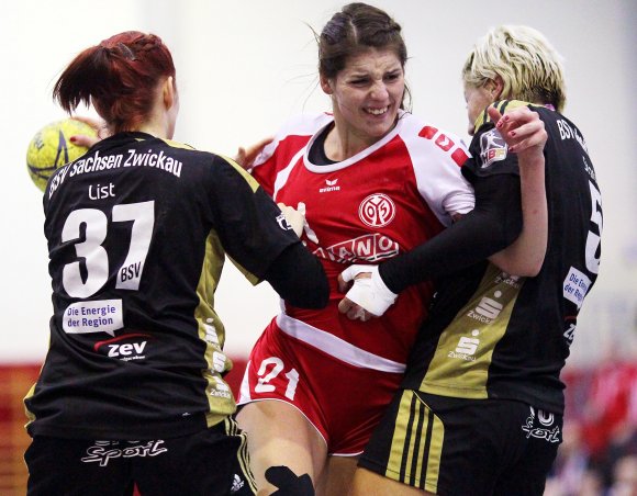 Hart ist das Leben am Kreis. Katharina Wagner (hier im Spiel gegen den BSV Sachsen Zwickau) macht das allerdings nichts aus. Trotz beruflicher Einschränkung wird sie Bestandteil des Zweitligakaders des FSV Mainz 05 bleiben. 