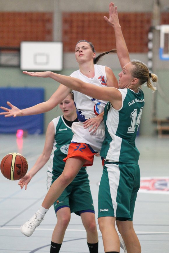 In der zurückliegenden Oberligasaison mussten sich Jana Streyczek (M.) und der ASC Mainz II nicht nur dem späteren Meister DJK Nieder-Olm (r. Karolin Holtz) geschlagen geben, sondern als Tabellensiebter sogar in die Landesliga absteigen. Das allerdings bleibt den Talenten aus dem Theresianum erspart: Weil Mosella Schweich auf den Aufstieg verzichtet, bleiben die Mainzerinnen der Liga erhalten.