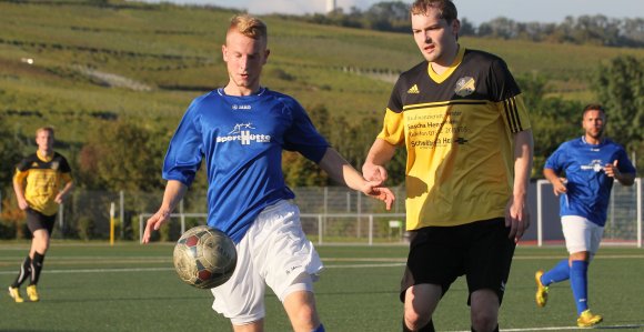 Wechselt von der A-Klasse in die Landesliga, statt mit der SpVgg Essenheim in die B-Klasse abzusteigen: Pascal Laier (l.) wird künftig das Trikot der TuS Marienborn tragen.