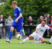 Martin Wucherpfennig (l.) leitete mit einem Lattenkopfball den Anschlusstreffer ein...