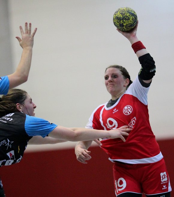 Sie ist die Frau mit dem mürrischen Blick, aber das ist nicht so gemeint: Claudia Schücker war in allen drei Spielzeiten seit dem Wiederaufstieg in die Zweite Liga wichtigste Torschützin des FSV Mainz 05, unterstützt durch ihre Rolle als Siebenmeterwerferin. Nun sagte die 30-Jährige für eine weitere Saison zu.