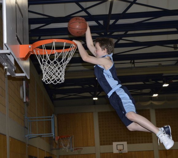 Dunking ist nicht nur etwas für die ganz Großen. Mit etwas Hilfe für den Nachwuchs beim Überwinden der physikalischen Grenzen war beim Minifestival auch den Kleinsten das Hochgefühl des direkten Ballversenkens am Ring vergönnt. 