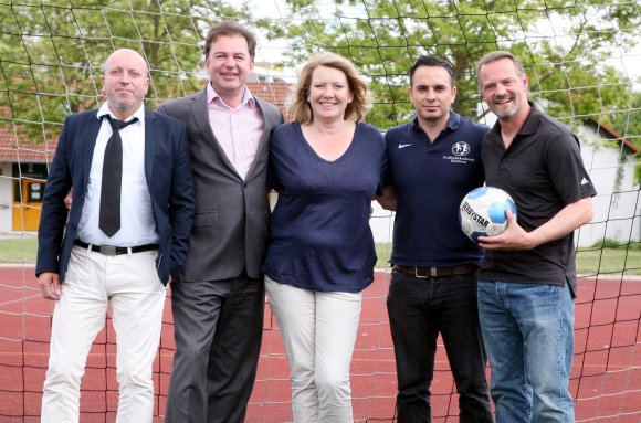 Fontana-Präsidentin Annette Willems und die Männer, die ihr und Jugendkoordinator Tim Klotz (r.) helfen sollen, die Fontana-Jugend auf ungeahnte Leistungshöhen zu bringen: Für die in Nackenheim angesiedelte Fußballakademie Südwest arbeiten (v.l.) der einstige 05-Arzt Peter Hess, Geschäftsführer Raimund Hahn und der einstige Profifußballer und A-Lizenzinhaber Mahir Sahin. 