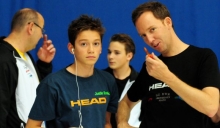 Instruktionen von Coach Oliver Kalb nimmt Justin Emrich manchmal nur mit einem Ohr auf. Dennoch liegt er im Mehrkampf gut im Medaillenrennen im Hintergrund: Cheftrainer Lothar Schubert mit Peter Gollai.
