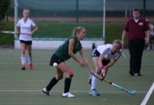 Eine klare Sache war das erste Saisonheimspiel der Schott-Regionalligafrauen in der laufenden Feldrunde Ende September gegen den Hanauer THC.  Beim 6:1 profitierten Jana Bayer (r.) und ihr Team von der veränderten, offensiveren Spielweise des neu aufgestellten Gegners.